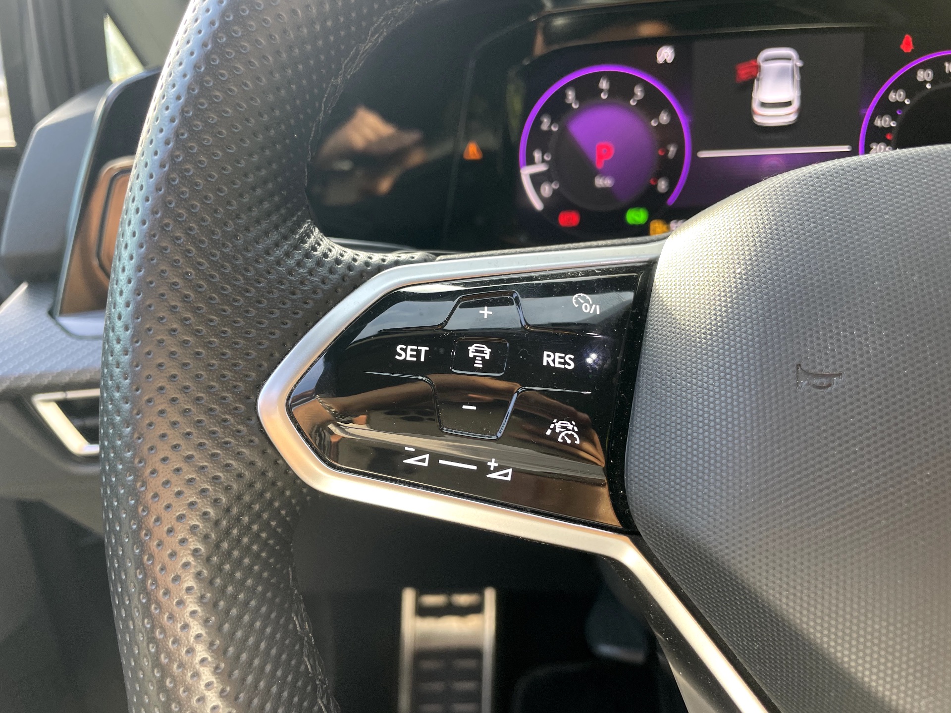 VOLKSWAGEN GOLF R LINE