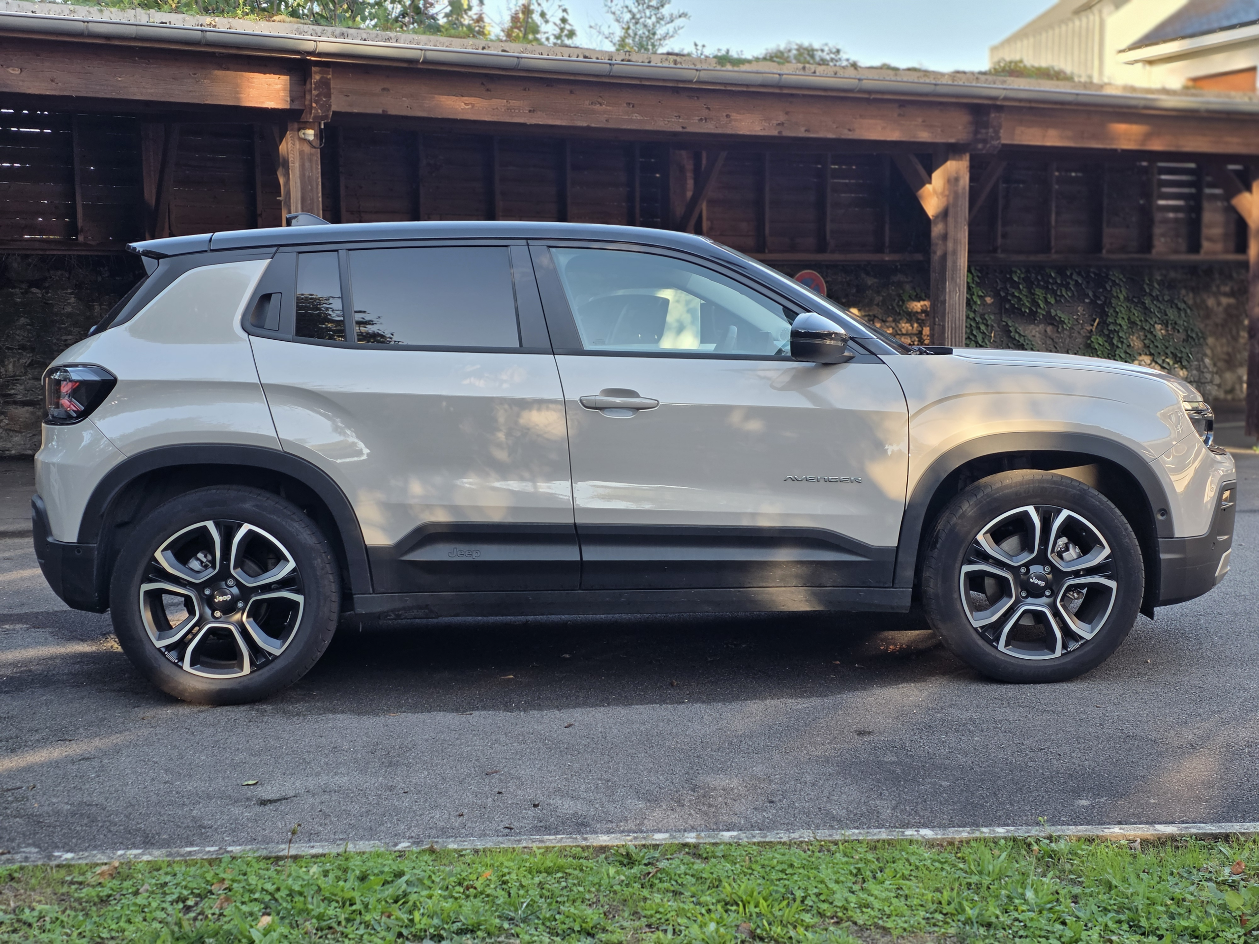 JEEP AVENGER – 1.2 Turbo e-Hybrid 110 ch Boîte automatique e-DCS6 Finition SUMMIT
