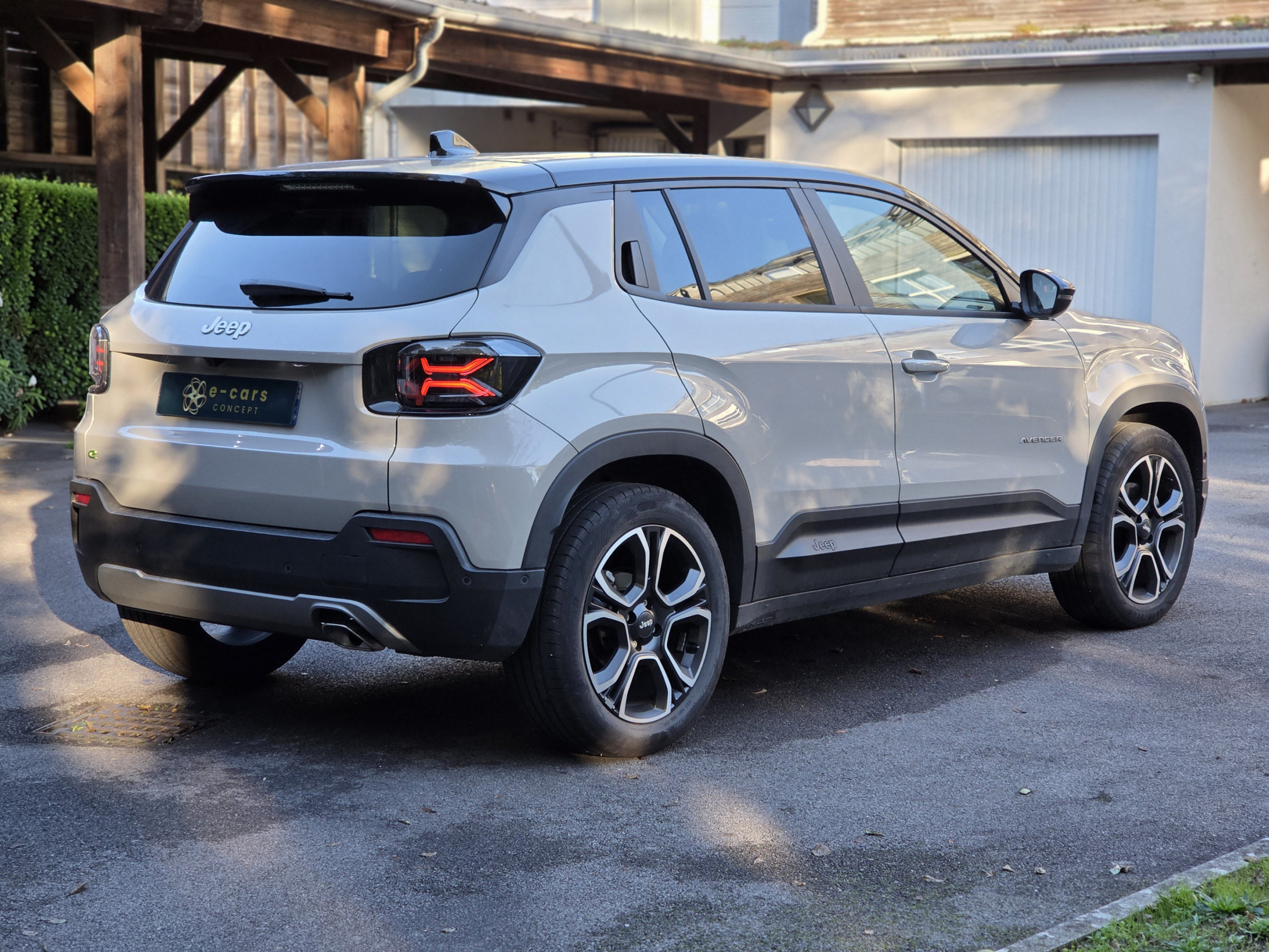 JEEP AVENGER – 1.2 Turbo e-Hybrid 110 ch Boîte automatique e-DCS6 Finition SUMMIT