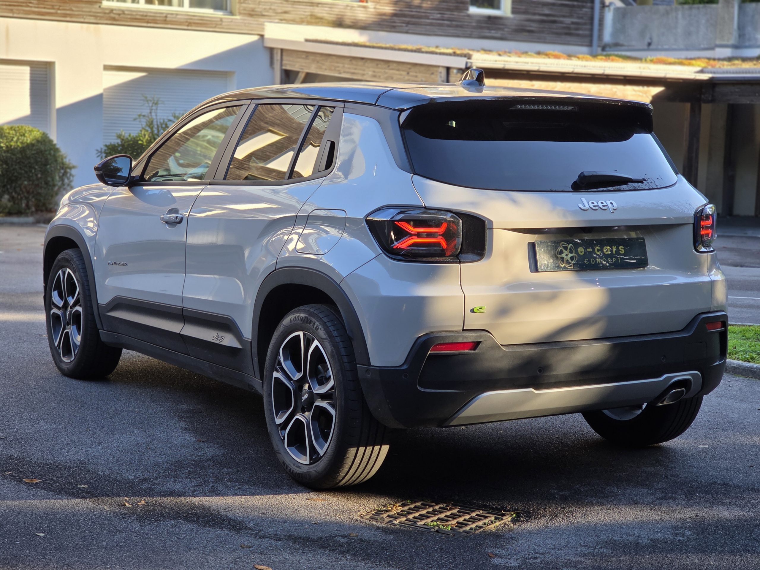 JEEP AVENGER – 1.2 Turbo e-Hybrid 110 ch Boîte automatique e-DCS6 Finition SUMMIT